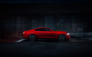 Картинка Красный автомобиль Ford Mustang вид сбоку