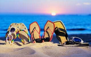 Картинка Шлепанцы и солнечные очки на пляже летом