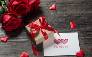 Картинка Букет красных роз с подарком и открыткой на столе
