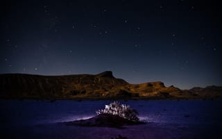 Картинка Пустыня у гор под звездным небом ночью