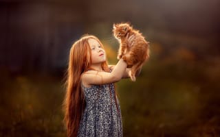 Картинка Маленькая рыжеволосая девочка с рыжим котенком в руках