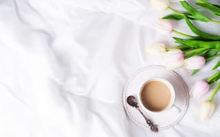 Картинка Чашка кофе на белом покрывале с тюльпанами