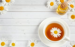 Обои Чашка чая с ромашкой на столе с медом
