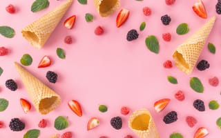 Картинка Вафельные рожки на розовом фоне с ягодами малины, клубники и ежевики