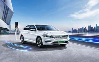 Картинка Электромобиль Volkswagen E-Lavida 2019 года на заправке