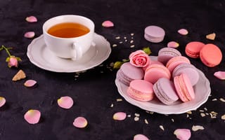 Картинка Нежный десерт макарон на столе с чашкой чая и розой