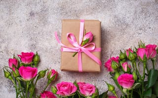 Картинка Подарок на сером фоне с букетом розовых роз