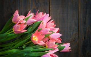 Картинка Красивый букет розовых тюльпанов на деревянном столе