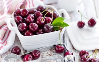 Обои Красные спелые вишни в белой тарелке на столе