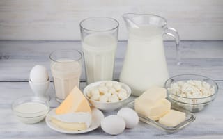 Картинка Сыр, яйца и молоко на столе