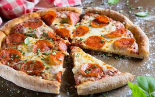Картинка Аппетитная пицца с кусочками колбасы и сыром