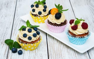 Картинка Аппетитные сладкие кексы с ягодами и сливочным кремом