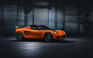 Картинка Оранжевый спортивный автомобиль Lotus Elise Cup 250 в гараже