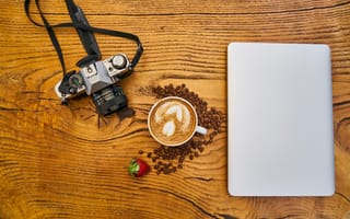 Обои Чашка кофе на столе с фотоаппаратом и ноутбуком