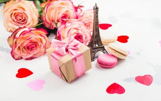 Картинка Букет роз на столе с фигуркой Эйфелевой башни и подарком