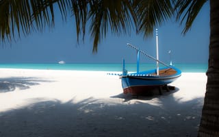Обои Лодка на белом песке у океана в тропиках