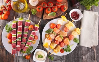 Картинка Шашлыки с печени и рыбы на шпажках с овощами