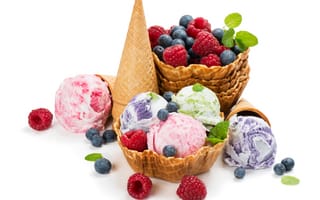 Обои Шарики мороженого на белом фоне с вафлями и ягодами