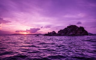 Обои Вода в море на фоне фиолетового заката