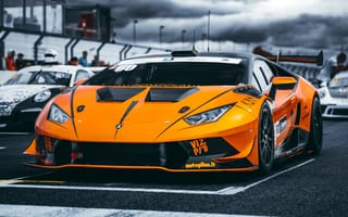 Обои Оранжевый автомобиль Lamborghini Aventador на гонках