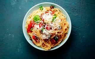 Картинка Спагетти с помидорами, сыром и базилик на столе