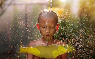 Картинка Маленький мальчик азиат умывается водой