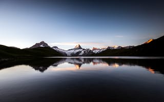 Картинка Спокойное горное озеро у заснеженных гор