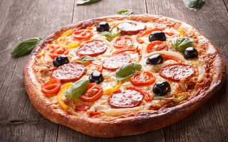 Картинка Румяная пицца с колбасой, помидорами, оливками и сыром