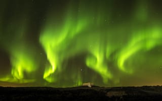 Картинка Красивое зеленое северное сияние в звездном ночном небе