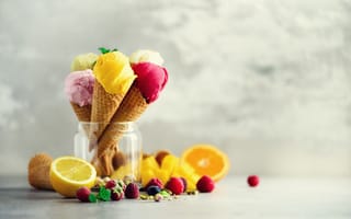 Картинка Фруктовое мороженое в вафельных рожках на столе с ягодами и фруктами