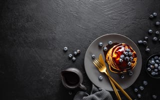 Картинка Оладьи с шоколадом на черном столе с ягодами черники