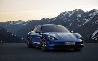 Картинка Синий стильный автомобиль Porsche Taycan Turbo 2019 года на фоне гор