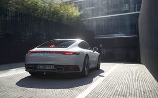 Картинка Автомобиль Porsche 911 Carrera 4 2019 года заезжает на парковку
