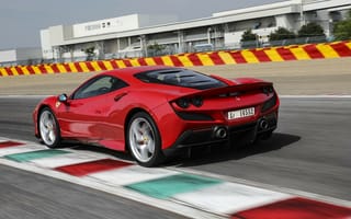 Картинка Быстрый красный автомобиль Ferrari F8 Tributo 2019 года на трассе