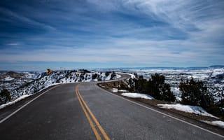 Картинка Извилистая дорога под голубым небом зимой