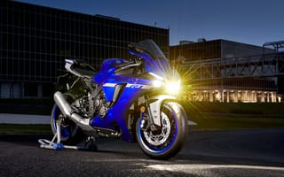 Картинка Мотоцикл Yamaha YZF-R1 2020 года с включенной фарой