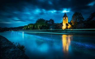 Обои Башня на берегу реки ночью
