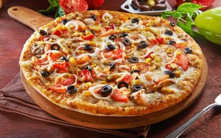 Обои Большая пицца на доске с оливками и помидорами