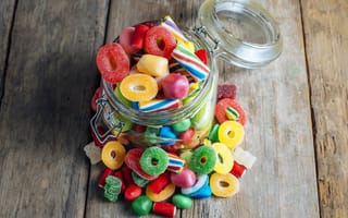 Картинка Стеклянная банка с разноцветными желейными конфетами