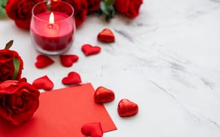 Картинка Красные сердечки, зажженная свеча и розы для любимой