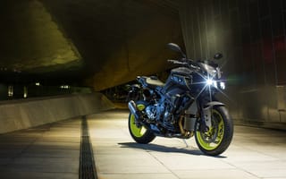 Картинка Мотоцикл Yamaha MT-10 с включенной фарой