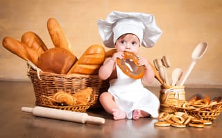 Картинка Маленький мальчик с хлебобулочными изделиями на столе