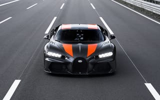 Картинка Черный Bugatti Chiron Prototype 2019 года на трассе