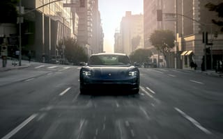 Картинка Черный стильный автомобиль Porsche Taycan Turbo, 2020 года на дороге в городе