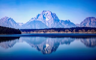 Картинка Высокие горы отражаются в озере под голубым небом
