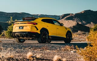 Обои Желтый автомобиль Lamborghini Urus 2019 года в горах