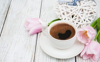 Картинка Чашка кофе на столе с розовыми тюльпанами и плетеным сердцем