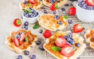 Картинка Вкусные сладкие вафли на столе с ягодами черники и клубники