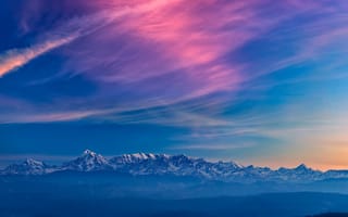 Картинка Красивое небо над заснеженными горами