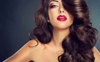 Картинка Красивая девушка с длинными волосами и красными губами на сером фоне